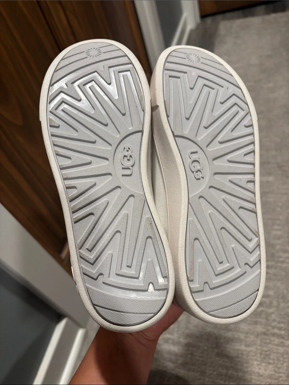 Ugg Kids Casual Lace-Up Sneakers in Light Gray size 4